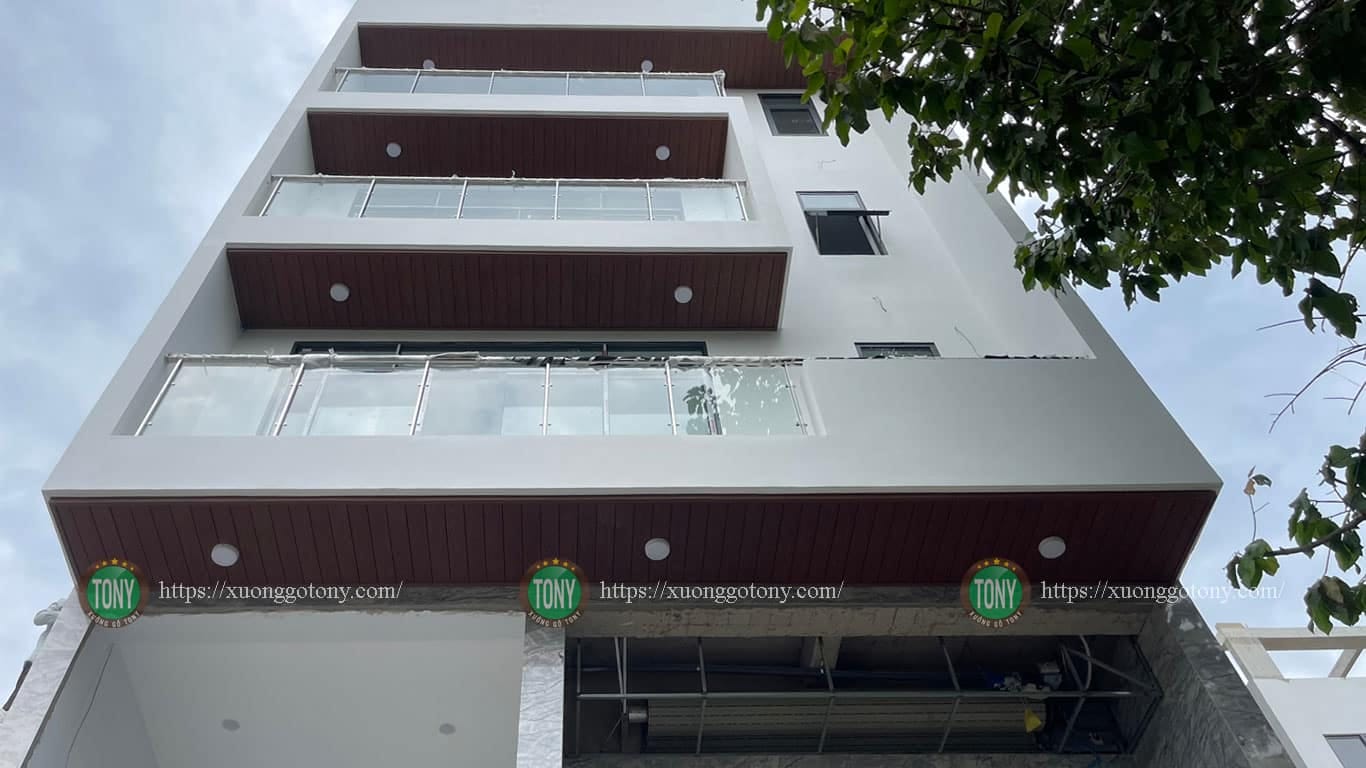 Thi công gỗ nhựa ngoài trời ốp trần