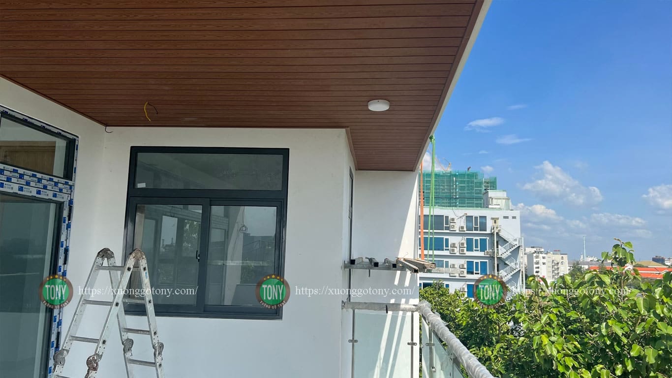 Thi công gỗ nhựa ngoài trời ốp trần