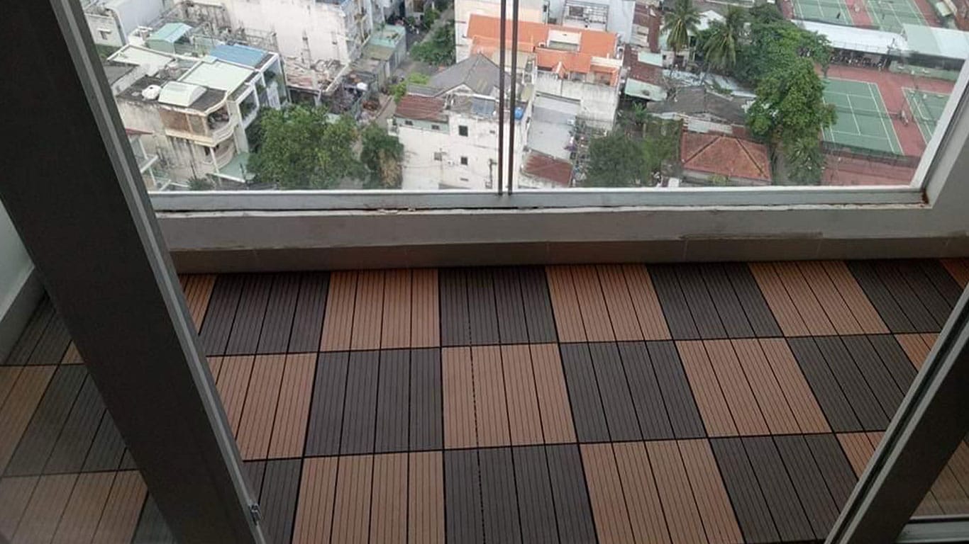 Lát ban công chung cư bằng vỉ gỗ nhựa ngoài trời