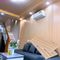 Thi công Nhựa Ốp Tường Kosmos Màu Gỗ Sồi Nhạt (Light Oak)