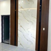 Tam Nhua Op Tuong PVC Hobiwood VD2235 – Trang Van Vang Gold