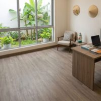 Sàn Nhựa Giả Gỗ Giá Rẻ V261 - Lắp Nhanh Không Cần Keo, Màu Gỗ Sáng Tự Nhiên