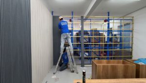 Thi Công Tấm Ốp Nhựa Kosmos – Quy Trình Chuẩn, Hình Ảnh Thực Tế & Kinh Nghiệm Lắp Đặt