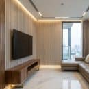 Tấm ốp lam 3 sóng Hobiwood LS3T 10 vân linen trắng kem ốp tường TV phòng khách căn hộ cao tầng kết hợp đèn LED cove vàng phong cách Contemporary Luxury