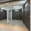 Vách lam nhựa ốp tường màu walnut nâu đen trang trí mặt bằng kinh doanh showroom TP.HCM nhìn từ trong ra
