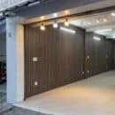 Vách lam nhựa ốp tường màu walnut nâu đen trang trí mặt tiền mặt bằng kinh doanh TP.HCM kết hợp đèn track light vàng ấm ban đêm