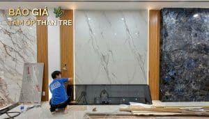 Báo giá tấm ốp than tre thi công tường vân đá trắng lam sóng gỗ vàng đèn LED âm tường đội thợ Xưởng Gỗ Tony TP.HCM