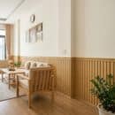 Lamri nhựa giả gỗ lam 3S34 vân sồi vàng sáng oak wainscoting cả 2 bên phòng khách sofa gỗ sồi sàn gỗ vàng sáng Japandi Scandinavian nhà phố TP.HCM Xưởng Gỗ Tony