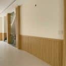 Lamri nhựa giả gỗ lam 3S34 vân sồi vàng sáng oak wainscoting bọc cột vuông hành lang tầng trệt tường vàng kem sàn marble nhà phố TP.HCM Xưởng Gỗ Tony