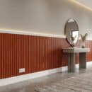 Lamri nhựa giả gỗ lam 3S36 vân teak đỏ cam rực ốp toàn bộ tường full wall phào trắng len chân tường trần LED gương tròn sàn bê tông xám Contemporary Luxury Xưởng Gỗ Tony