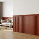 Lamri nhựa giả gỗ lam 3S36 vân teak đỏ cam rực wainscoting nửa tường phòng khách phào kết thúc tường trắng sofa xám sàn gỗ phong cách Contemporary Xưởng Gỗ Tony