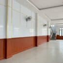 Lamri nhựa Nano NA36 vân teak đỏ cam bề mặt phẳng bản rộng wainscoting tường dưới PVC trắng nẹp vàng gold panel tường trên sảnh hành lang công trình lớn sàn marble TP.HCM