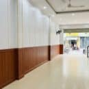 Lamri nhựa giả gỗ Nano NTFX237 vân teak nâu cam ấm wainscoting tường dưới PVC trắng nẹp vàng gold panel tường trên mặt bằng kinh doanh nhà phố thương mại sàn gạch ceramic TP.HCM