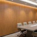 Ốp tường nhựa Nano NA27 vân gỗ oak beige phòng họp doanh nghiệp Corporate Modern đèn LED cove trần ấm bàn họp dài ghế da kem sàn thảm xám