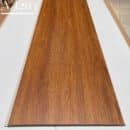 Tấm nhựa Nano NA203 vân gỗ teak nâu vàng ấm thớ gỗ xoáy rõ nét bản rộng ốp tường trần chống ẩm cao cấp
