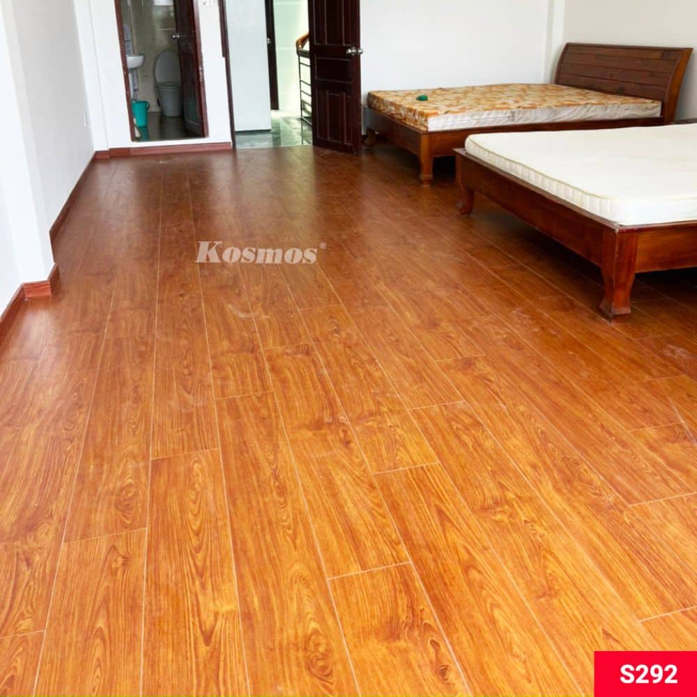 Sàn Gỗ Kosmos S292 dày 8mm – Vân Đỏ Cam Nổi Bật Thi công sàn gỗ Kosmos S292 vân gỗ đỏ cam tại nhà phố TP.HCM