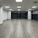 Thi công thực tế sàn gỗ Morser MC140 văn phòng tòa nhà cao tầng vân xám khói đậm view đêm Xưởng Gỗ Tony