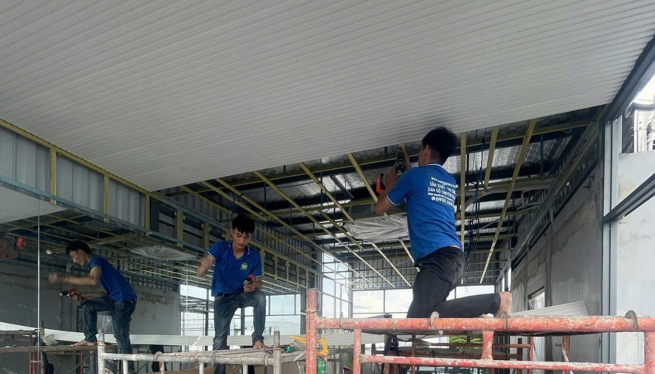 Trần Lam Sóng Glotex - Trần lam nhựa giả gỗ Đội thợ Xưởng Gỗ Tony thi công lắp đặt trần lam sóng Glotex tông trắng khung xương vàng giàn giáo công trình thực tế