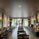 Trần lam sóng Glotex vân gỗ xám đậm thi công quán cafe phong cách Industrial đèn mây tre tường xi măng quầy bar Xưởng Gỗ Tony