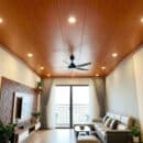 Trần nhựa giả gỗ nano phẳng màu nâu cam đậm phòng khách hiện đại