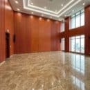 Vách lam nhựa giả gỗ 4S36 màu gỗ đỏ nâu ốp tường hội trường đa năng trần cao 2 tầng sàn marble bóng bàn giao công trình TP.HCM