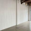 Vách lam sóng 4S10A màu trắng ốp tường nhà hàng sảnh tiệc phong cách Á Đông hiện đại đèn lồng đỏ kèo gỗ sàn bê tông mài TP.HCM